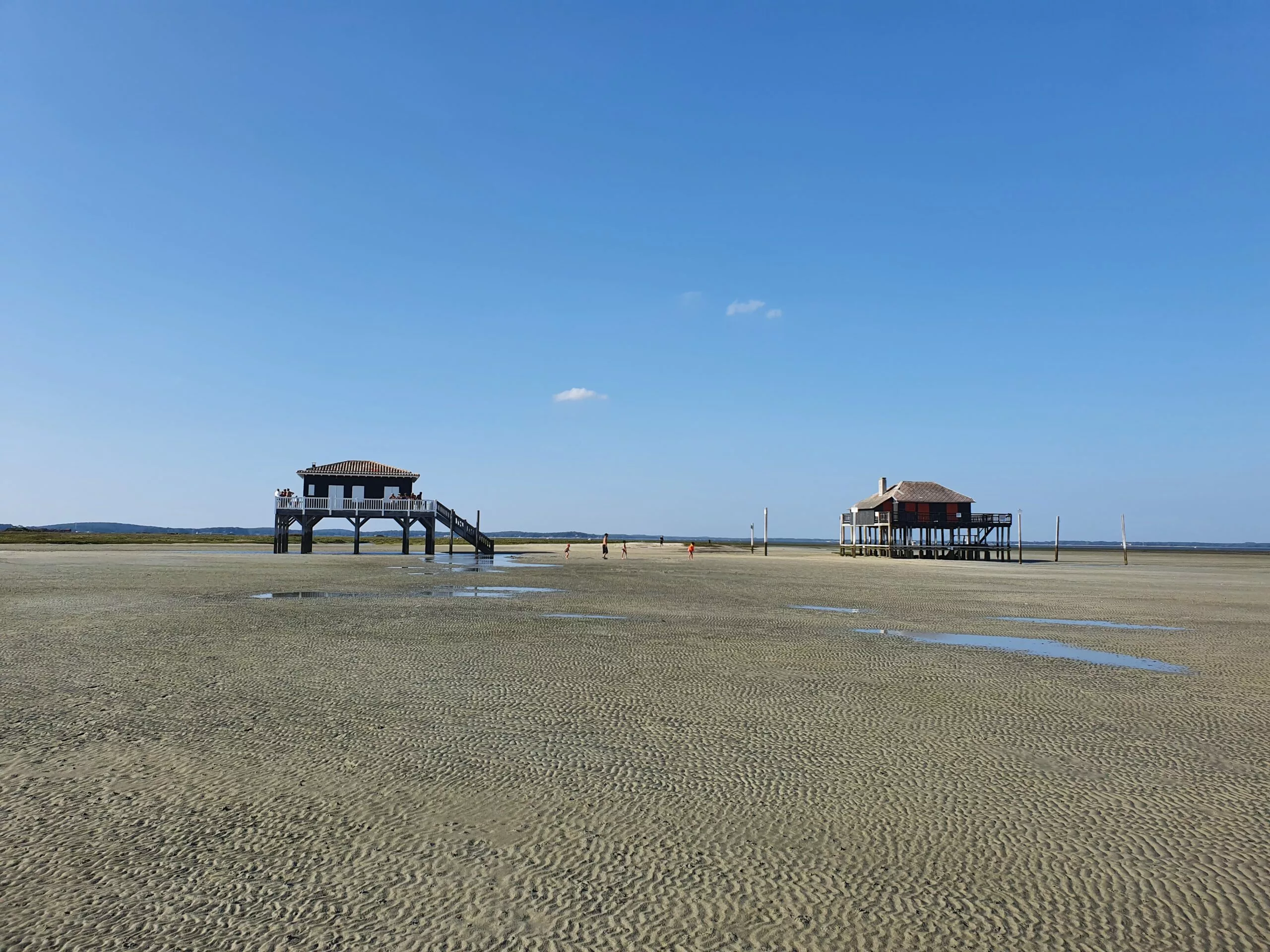 Cabanes tchanquées du Bassin d’Arcachon à marée basse, Gironde