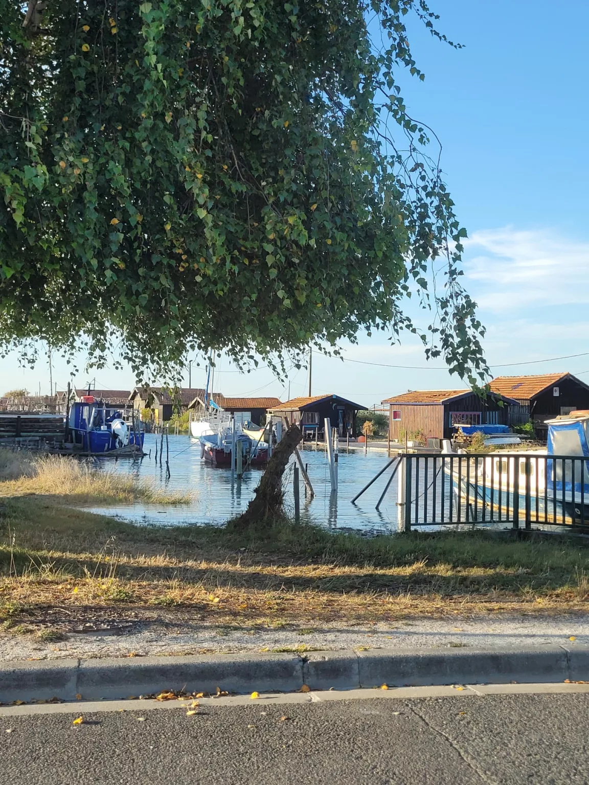 Cabanes ostréicoles et bateaux de pêche sur le bassin d'Arcachon