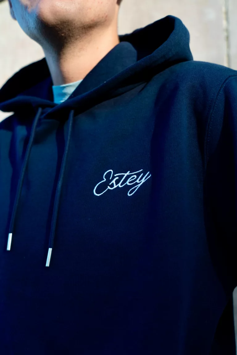 Broderie du logo ESTEY au fil sur un sweat à capuche en coton biologique