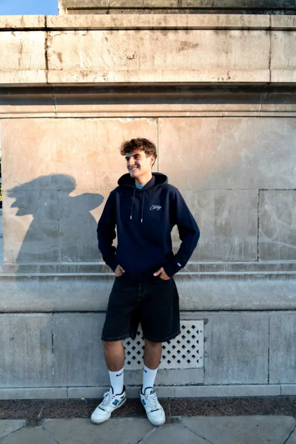 Sweat à capuche Marée Estey coton 350 g/m² – vue portée, détail capuche et poche kangourou