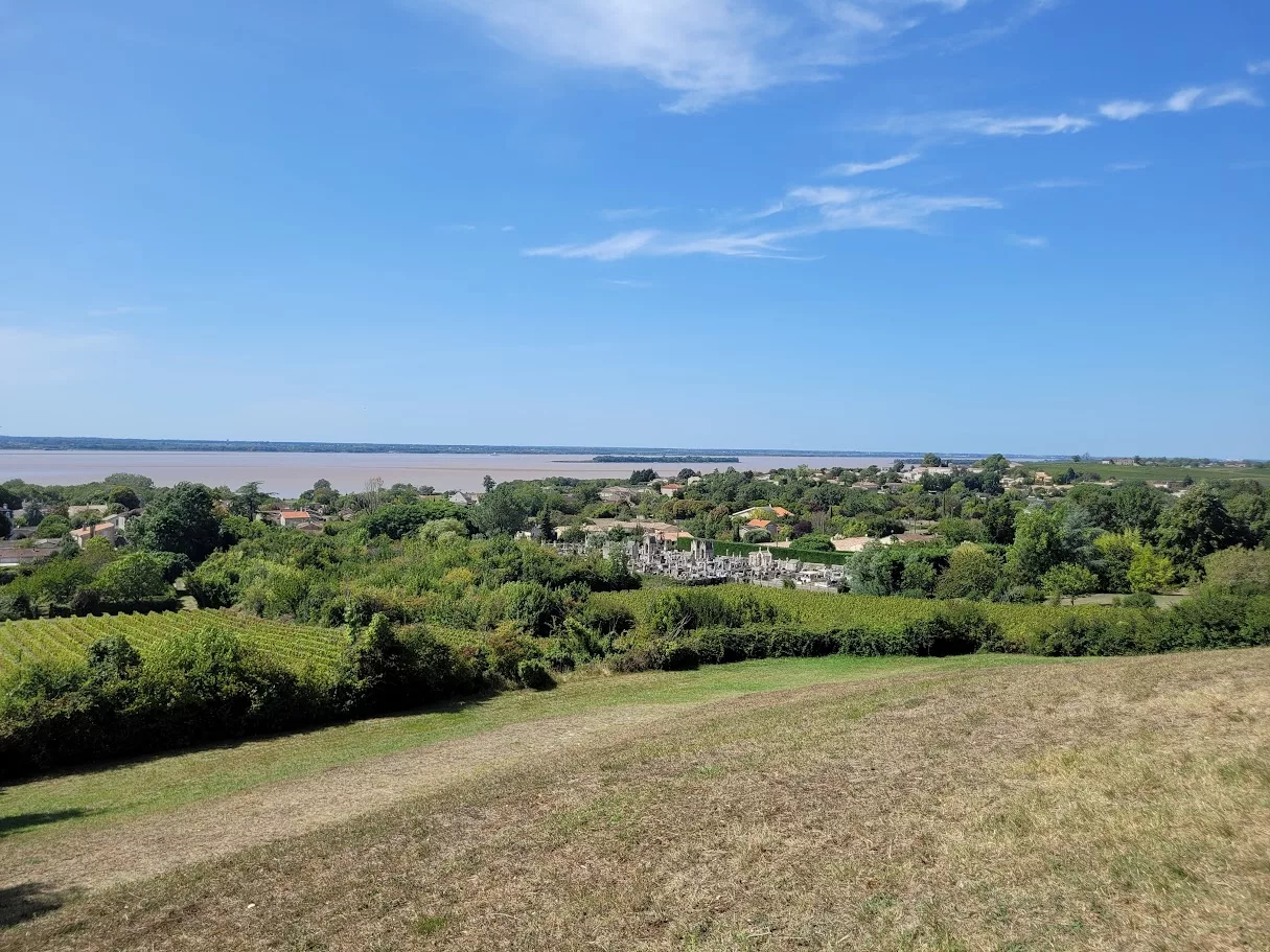 paysage acessoires Prairie dominant l'estuaire de la Gironde et son village, paysage de la collection Accessoires d'Estey