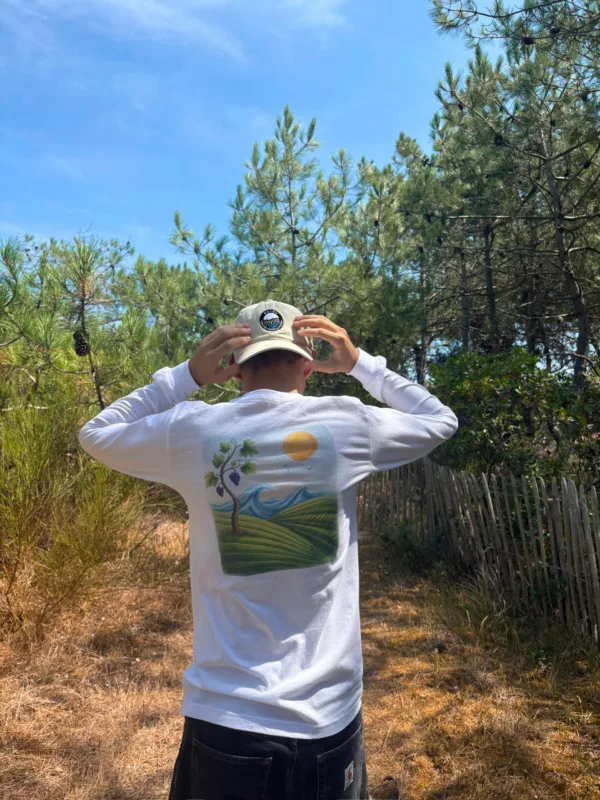 Casquette + T Shirt Manches longues Homme de dos en T-shirt manches longues « Millésime » Estey et casquette, sur un sentier de la forêt landaise