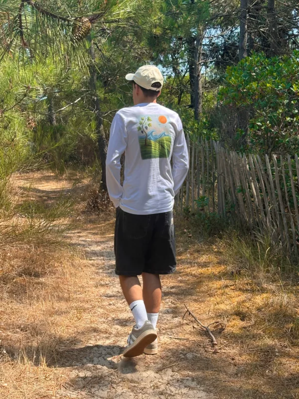 Mélésime2 Promeneur en T-shirt manches longues « Millésime » Estey sur un chemin de sable entre les pins, en Gironde