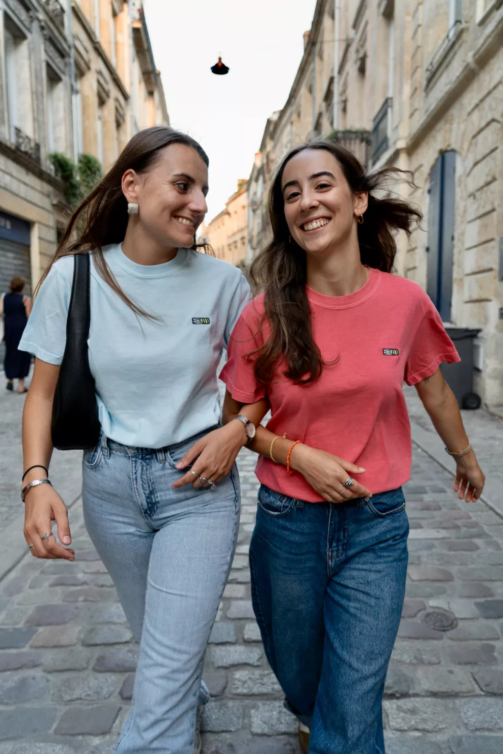 Deux clientes ESTEY en t-shirt de coton biologique dans les rues de Bordeaux