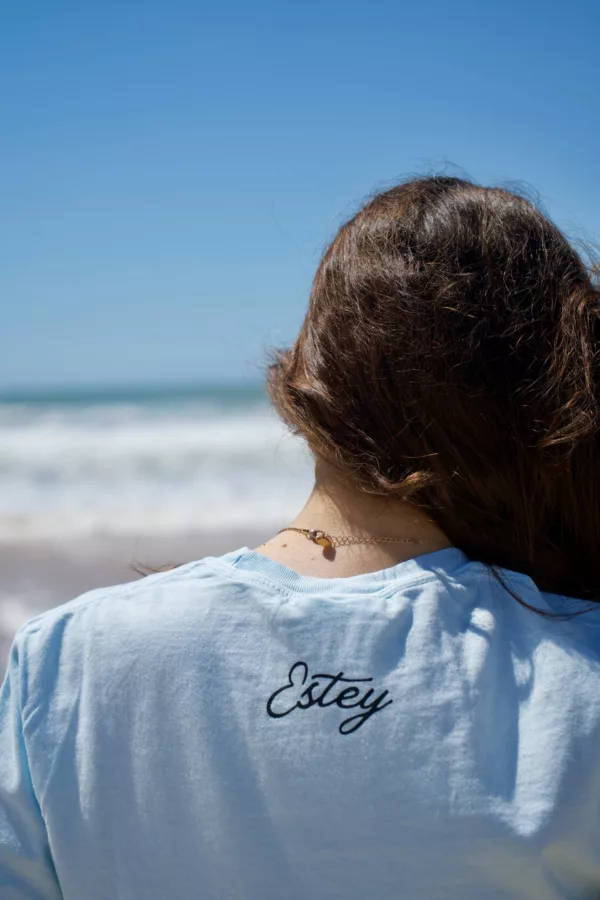 T-shirt « Sarment »-19 T-shirt Sarment Estey coton peigné – vue portée, création Estey, Gironde