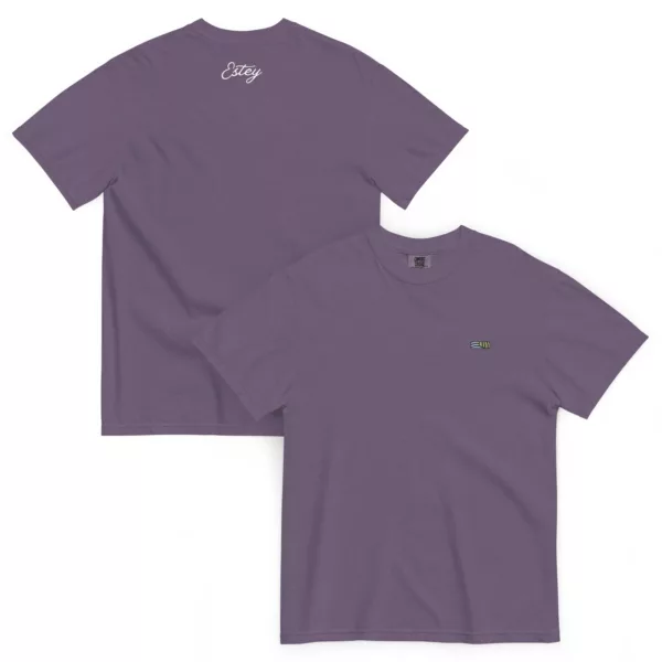 T-shirt Sarment – Garment-dyed raisin, face et dos T-shirt Sarment Estey garment-dyed raisin, coton ring-spun 206 g/m², broderie logo, vintage