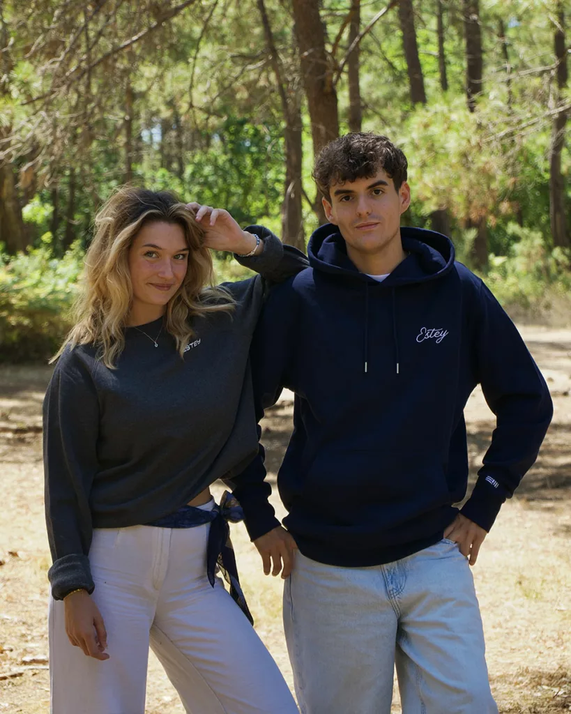 Deux personnes portant des sweats ESTEY en coton biologique