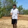 Lande1 Jeune homme en T-shirt blanc en coton biologique « Landes » ESTEY, sous les pins d’une forêt landaise