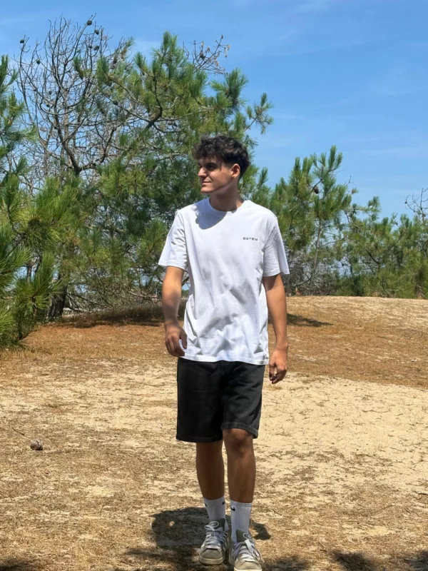 Lande1 Jeune homme en T-shirt blanc en coton biologique « Landes » ESTEY, sous les pins d’une forêt landaise