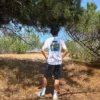Landes2 Dos du T-shirt « Landes » ESTEY, imprimé horizon des Landes, porté sous les pins maritimes