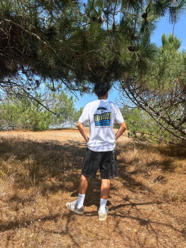 Landes2 Dos du T-shirt « Landes » ESTEY, imprimé horizon des Landes, porté sous les pins maritimes