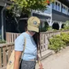 Casquette brodée « Dune » et cabas « L’Anse » ESTEY dans une ruelle de cabanes du Bassin d’Arcachon