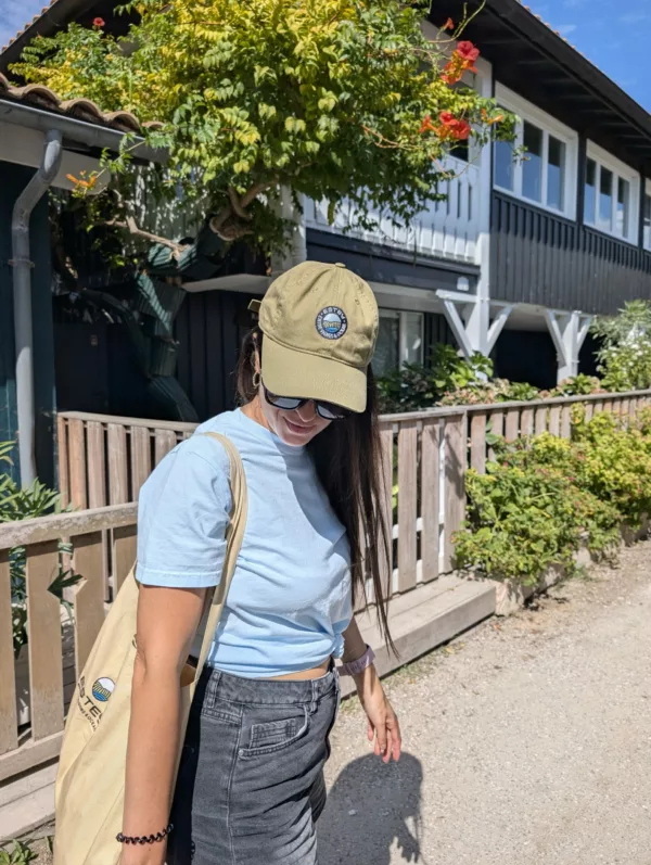 Casquette brodée « Dune » et cabas « L’Anse » ESTEY dans une ruelle de cabanes du Bassin d’Arcachon