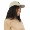 Femme portant la casquette Dune Estey beige oyster en coton bio, look estival