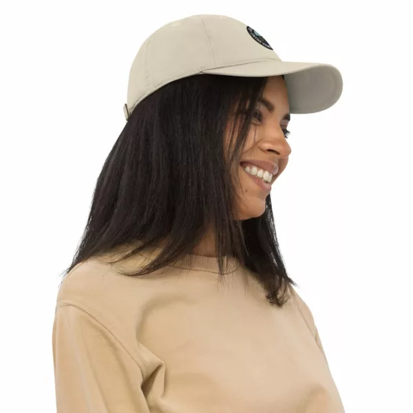 Femme portant la casquette Dune Estey beige oyster en coton bio, look estival