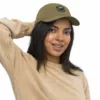 Femme portant la casquette Dune Estey vert jungle en coton biologique