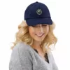 Casquette Le Cap Estey bleu marine portée – face Femme portant la casquette Le Cap Estey bleu marine en velours côtelé, vue de face