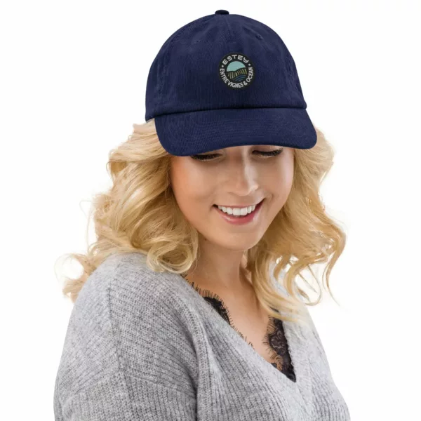 Casquette Le Cap Estey bleu marine portée – face Femme portant la casquette Le Cap Estey bleu marine en velours côtelé, vue de face