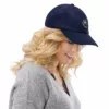 Casquette Le Cap Estey bleu marine portée – trois quarts Femme portant la casquette Le Cap Estey bleu marine en velours côtelé, vue trois quarts