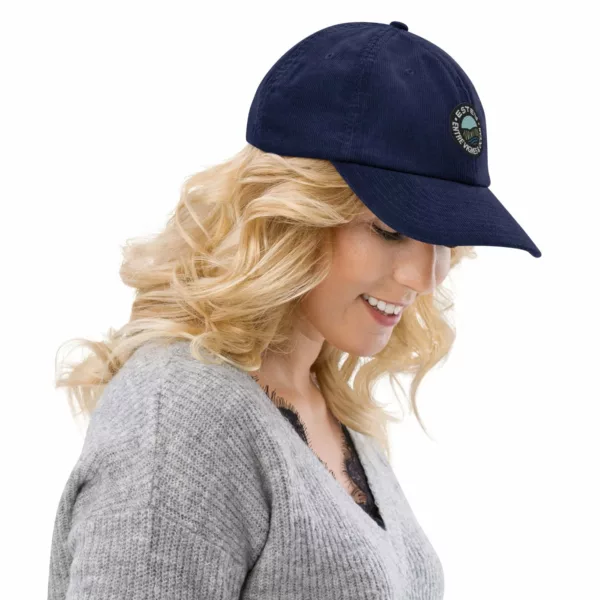 Casquette Le Cap Estey bleu marine portée – trois quarts Femme portant la casquette Le Cap Estey bleu marine en velours côtelé, vue trois quarts