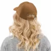 Casquette Le Cap Estey camel portée – dos Femme portant la casquette Le Cap Estey camel en velours côtelé, vue de dos