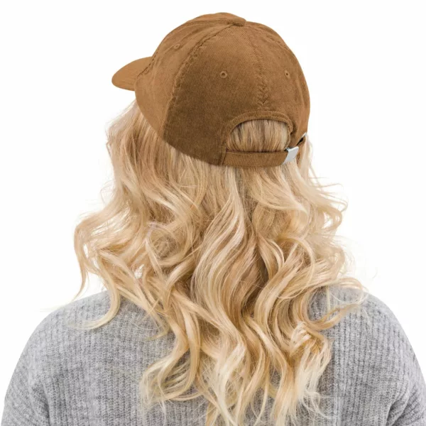 Casquette Le Cap Estey camel portée – dos Femme portant la casquette Le Cap Estey camel en velours côtelé, vue de dos