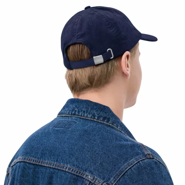 Casquette Le Cap Estey bleu marine portée homme – dos Homme portant la casquette Le Cap Estey bleu marine en velours côtelé, vue de dos