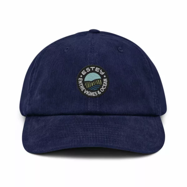 Casquette Le Cap Estey velours côtelé bleu marine – face Casquette Le Cap Estey velours côtelé bleu marine vue de face, broderie Entre Vignes & Océan
