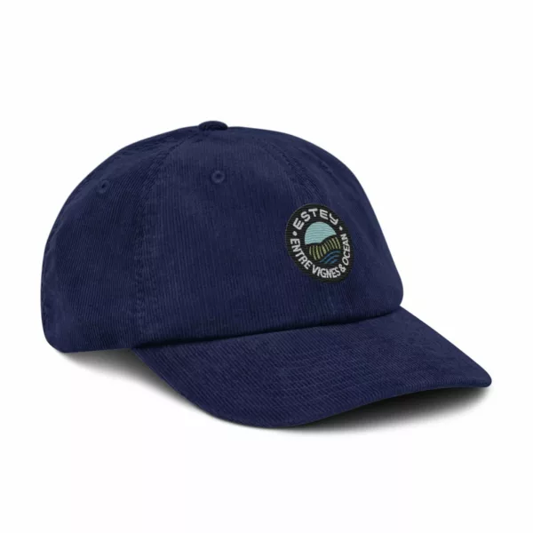 Casquette Le Cap Estey velours côtelé bleu marine – trois quarts Casquette Le Cap Estey en velours côtelé bleu marine, vue trois quarts, broderie signature
