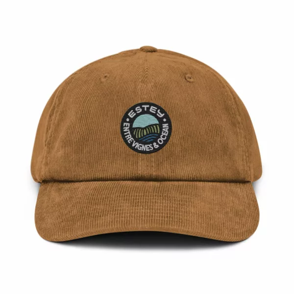Casquette Le Cap Estey velours côtelé camel – face Casquette Le Cap Estey velours côtelé camel vue de face, texture côtelée et écusson brodé