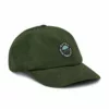 Casquette Le Cap Estey velours côtelé vert olive – trois quarts Casquette Le Cap Estey en velours côtelé vert olive, vue trois quarts avec écusson brodé