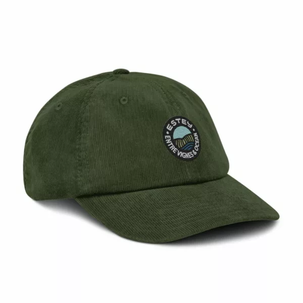 Casquette Le Cap Estey velours côtelé vert olive – trois quarts Casquette Le Cap Estey en velours côtelé vert olive, vue trois quarts avec écusson brodé