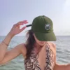 Casquette Le Cap Estey velours côtelé vert olive portée en mer Casquette Le Cap Estey en velours côtelé vert olive portée à bord d’un bateau, broderie ronde sur le devant